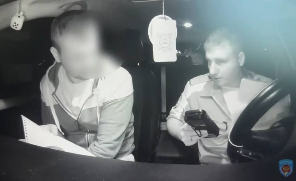 В Севастополе водитель устроил пьяный дебош, избил машину и попытался сбежать