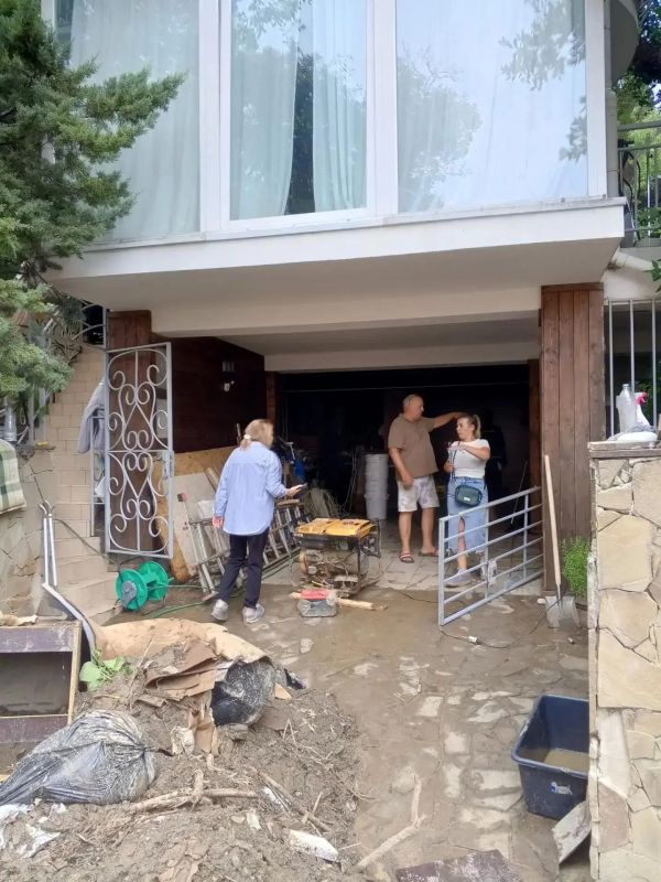 В Симеизе вторые сутки устраняют последствия непогоды В Симеизе вторые сутки устраняют последствия непогоды