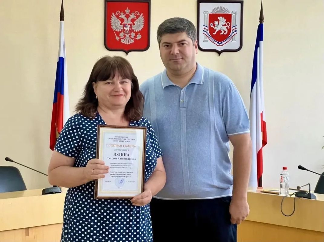Анушаван Агаджанян: Совместно с председателем Комитета Государственного Совета Республики Крым по промышленности, торговле и предпринимательству Оксаной Доброрез вручили награды специалистам, которые ежедневным трудом...