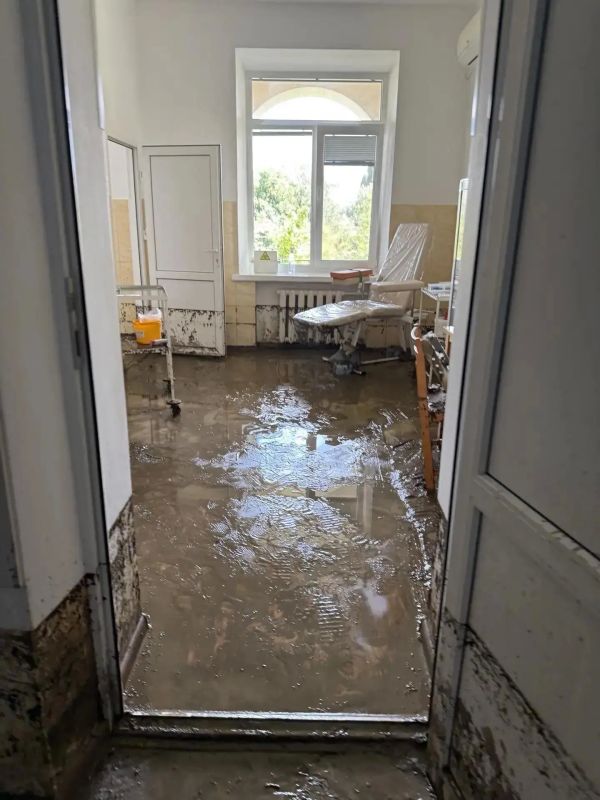 В Симеизе вторые сутки устраняют последствия непогоды В Симеизе вторые сутки устраняют последствия непогоды