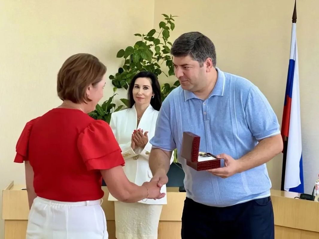 Анушаван Агаджанян: Совместно с председателем Комитета Государственного Совета Республики Крым по промышленности, торговле и предпринимательству Оксаной Доброрез вручили награды специалистам, которые ежедневным трудом... Анушаван Агаджанян: Совместно с председателем Комитета Государственного Совета Республики Крым по промышленности, торговле и предпринимательству Оксаной Доброрез вручили награды специалистам, которые ежедневным трудом...