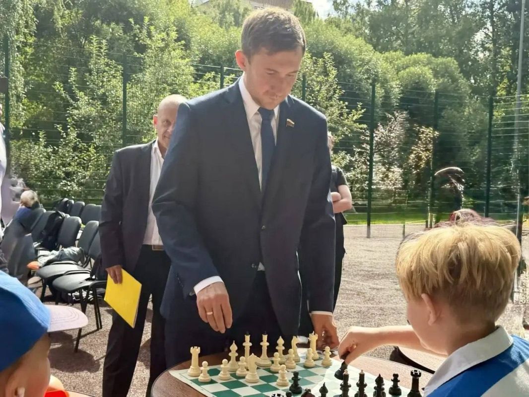 Сергей Карякин: В парке «Свиблово» состоялось уже четвёртое шахматное мероприятие в рамках проекта «Мост поколений» Сергей Карякин: В парке «Свиблово» состоялось уже четвёртое шахматное мероприятие в рамках проекта «Мост поколений»