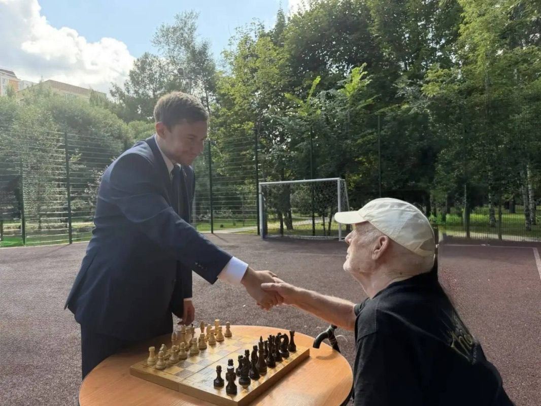 Сергей Карякин: В парке «Свиблово» состоялось уже четвёртое шахматное мероприятие в рамках проекта «Мост поколений» Сергей Карякин: В парке «Свиблово» состоялось уже четвёртое шахматное мероприятие в рамках проекта «Мост поколений»