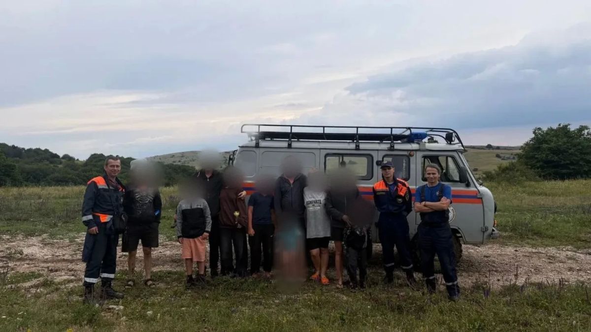 Десять туристов с детьми застряли в горах Крыма после ливня