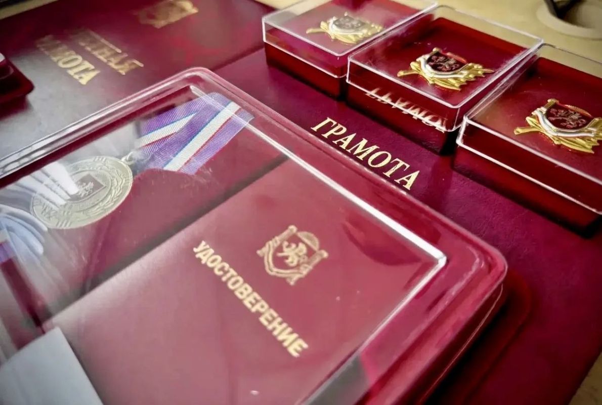 Анушаван Агаджанян: Совместно с председателем Комитета Государственного Совета Республики Крым по промышленности, торговле и предпринимательству Оксаной Доброрез вручили награды специалистам, которые ежедневным трудом... Анушаван Агаджанян: Совместно с председателем Комитета Государственного Совета Республики Крым по промышленности, торговле и предпринимательству Оксаной Доброрез вручили награды специалистам, которые ежедневным трудом...