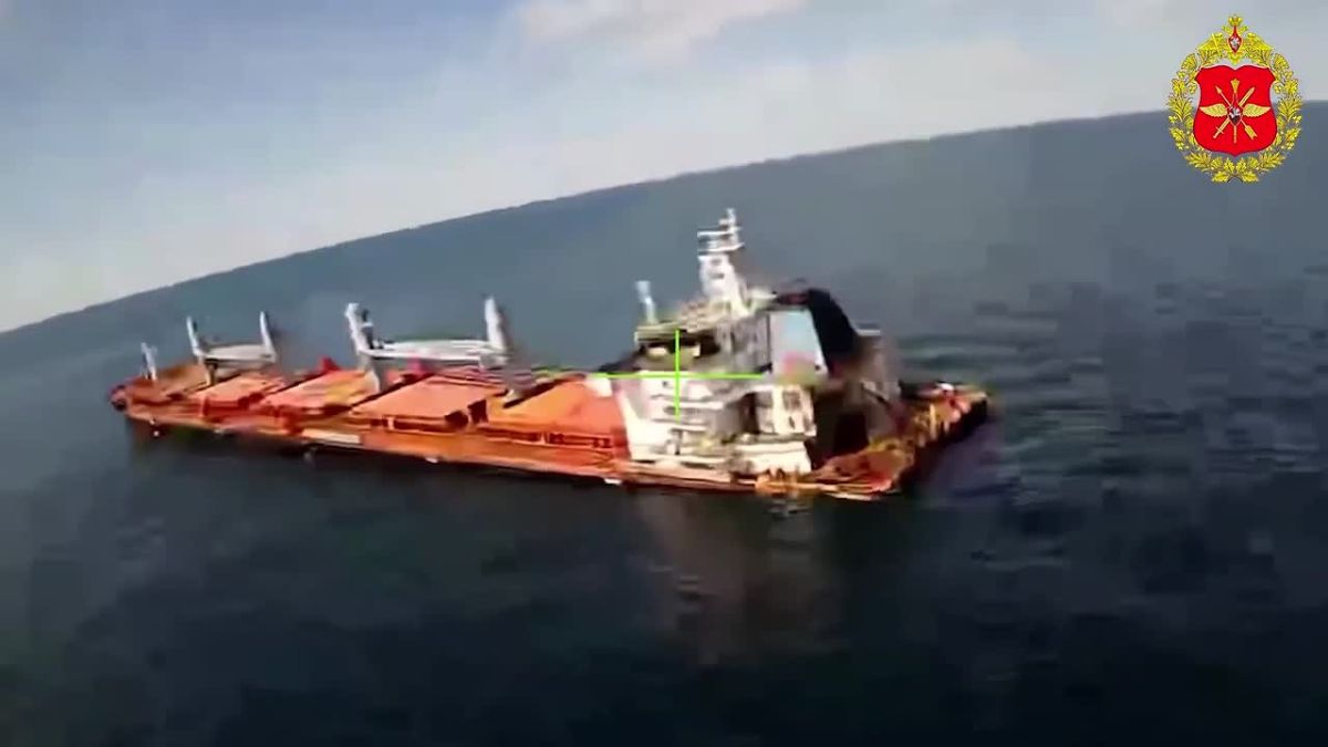 Кадры поражения балкера в северо-западной части Черного моря