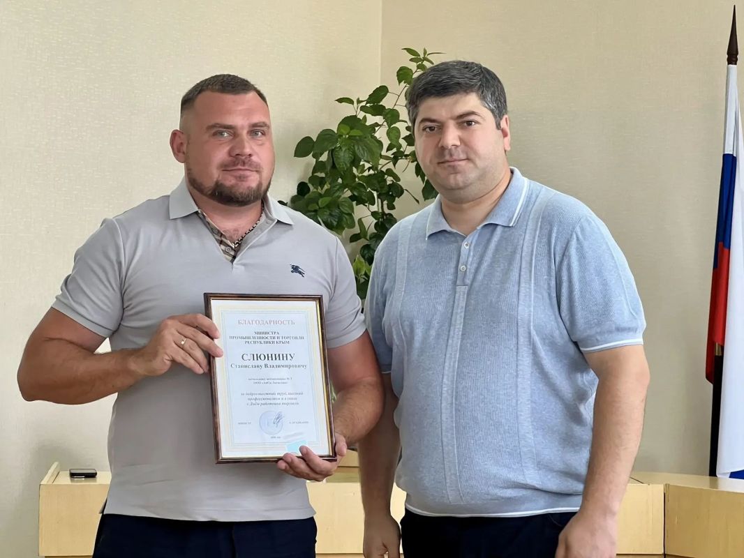 Анушаван Агаджанян: Совместно с председателем Комитета Государственного Совета Республики Крым по промышленности, торговле и предпринимательству Оксаной Доброрез вручили награды специалистам, которые ежедневным трудом... Анушаван Агаджанян: Совместно с председателем Комитета Государственного Совета Республики Крым по промышленности, торговле и предпринимательству Оксаной Доброрез вручили награды специалистам, которые ежедневным трудом...