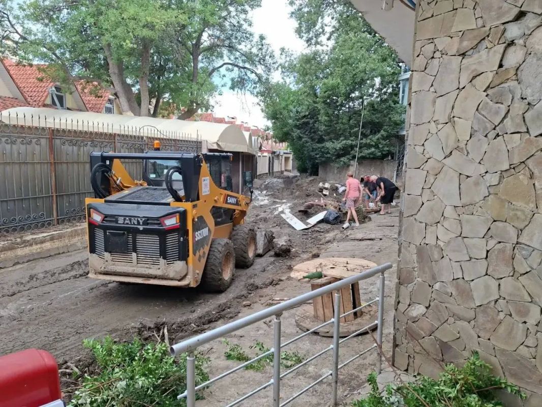 В Симеизе расчищают улицу Баранова после схода селя В Симеизе расчищают улицу Баранова после схода селя