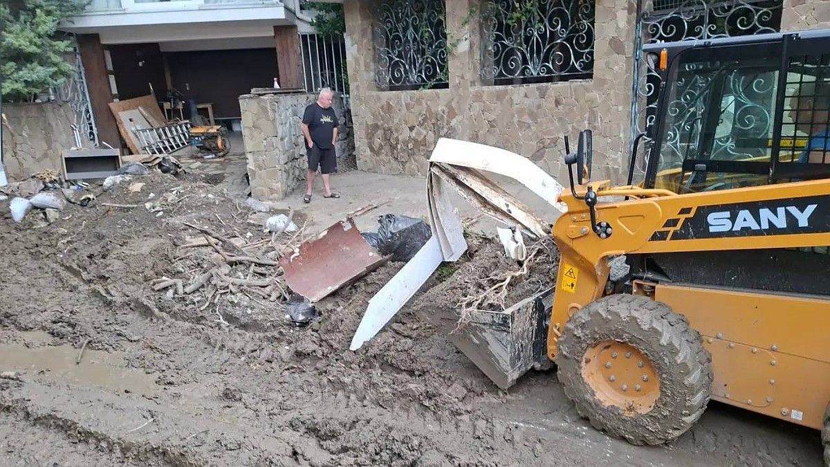 После схода селя в Симеизе расчищают улицу Баранова