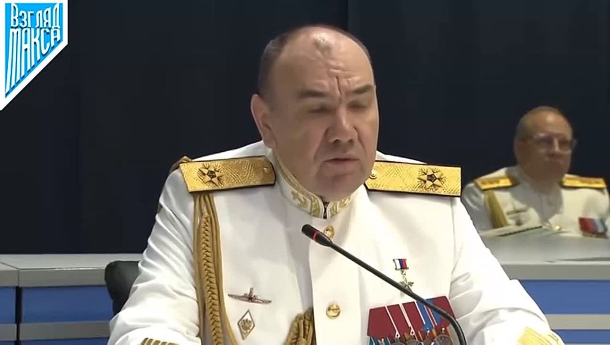 Президент России Владимир Путин в День Военно-Морского Флота заслушал доклады руководства ВМФ и командующих флотами об оперативной обстановке, выполняемых задачах и развитии российского флота