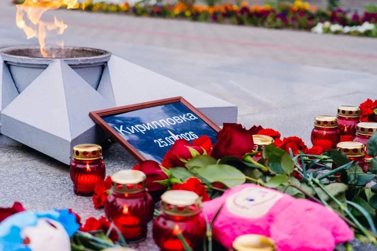 Стихийный мемориал в память о жертвах украинского удара по Кирилловке создали в Мелитополе Стихийный мемориал в память о жертвах украинского удара по Кирилловке создали в Мелитополе