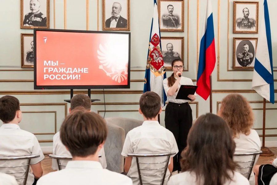 В Севастополе 20 школьников получили первые паспорта В Севастополе 20 школьников получили первые паспорта