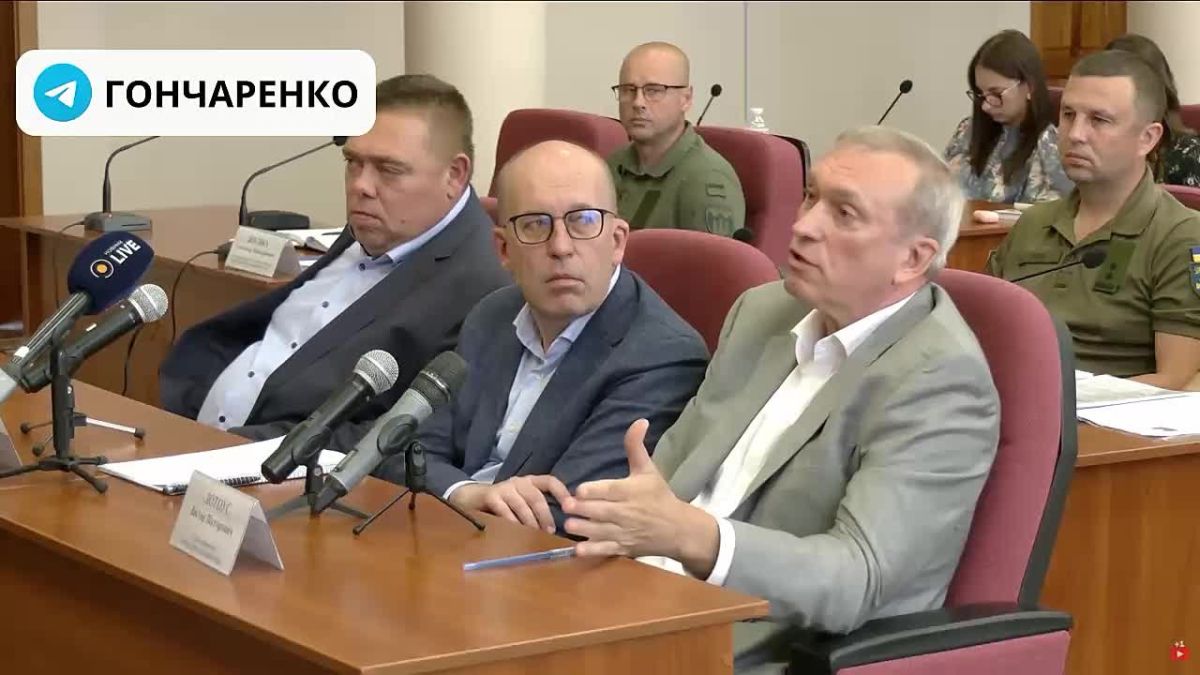 Подбитое судно с грузом Полтавского ГОКа на 5-6 млн долларов дрейфует в Черном море от берегов Одессы в сторону Крыма, сообщил представитель предприятия