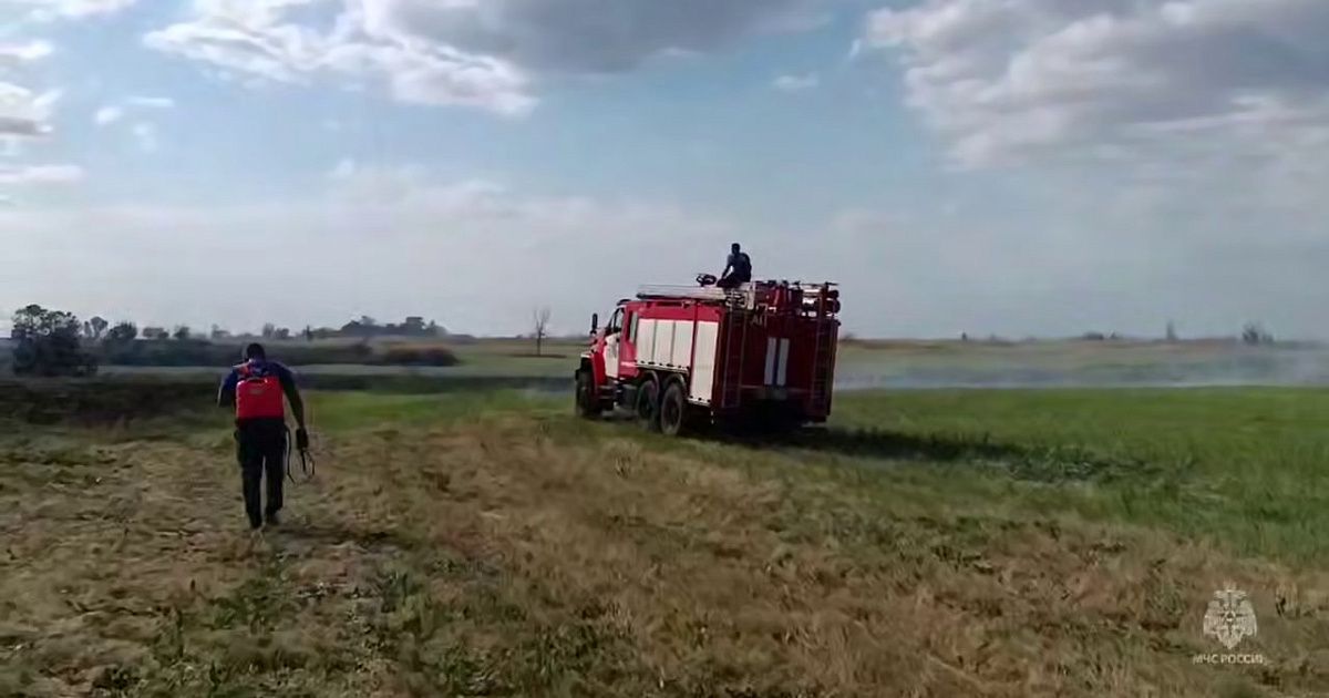 Огнеборцы ликвидировали пожар на площади 200 квадратных метров в Кировском районе Крыма