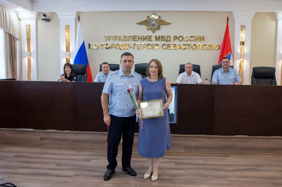 Начальник УМВД России по г.Севастополю генерал-майор полиции Сергей Сигунов поздравил сотрудников тыла с профессиональным праздником Начальник УМВД России по г.Севастополю генерал-майор полиции Сергей Сигунов поздравил сотрудников тыла с профессиональным праздником