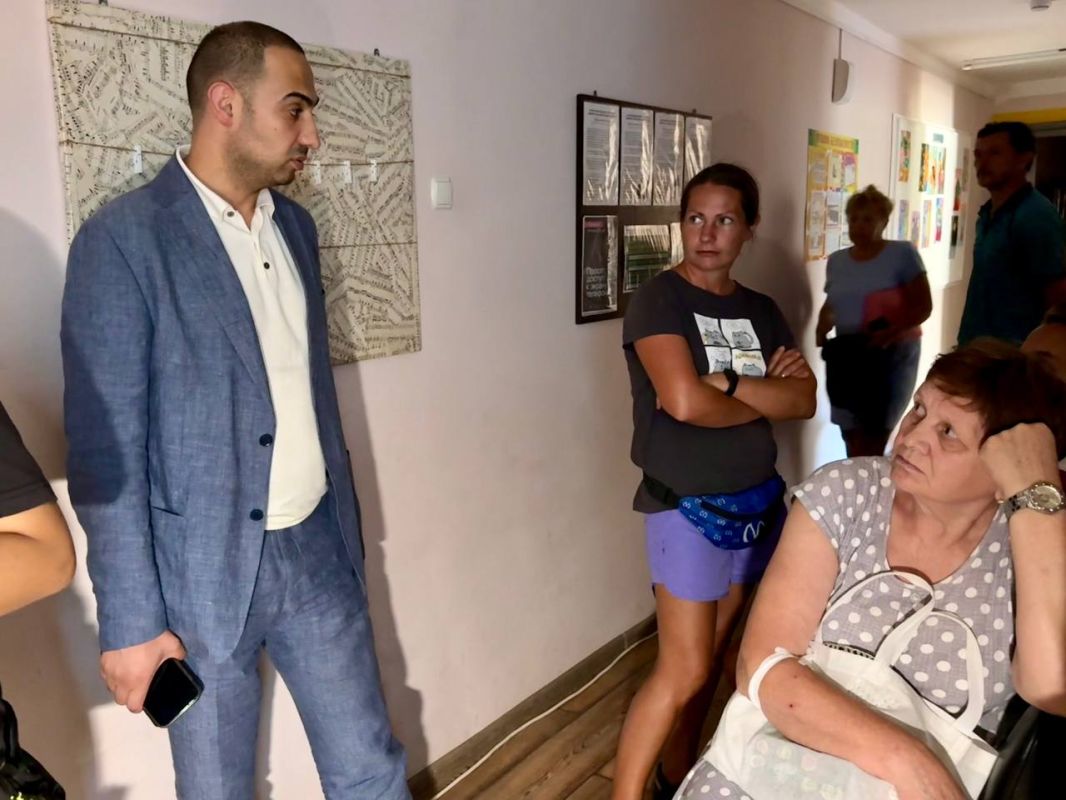 Виталий Оганесян: В центре содействия населению, расположенном в Заозёрном, пообщался с жителями, обсудили текущее положение дел Виталий Оганесян: В центре содействия населению, расположенном в Заозёрном, пообщался с жителями, обсудили текущее положение дел