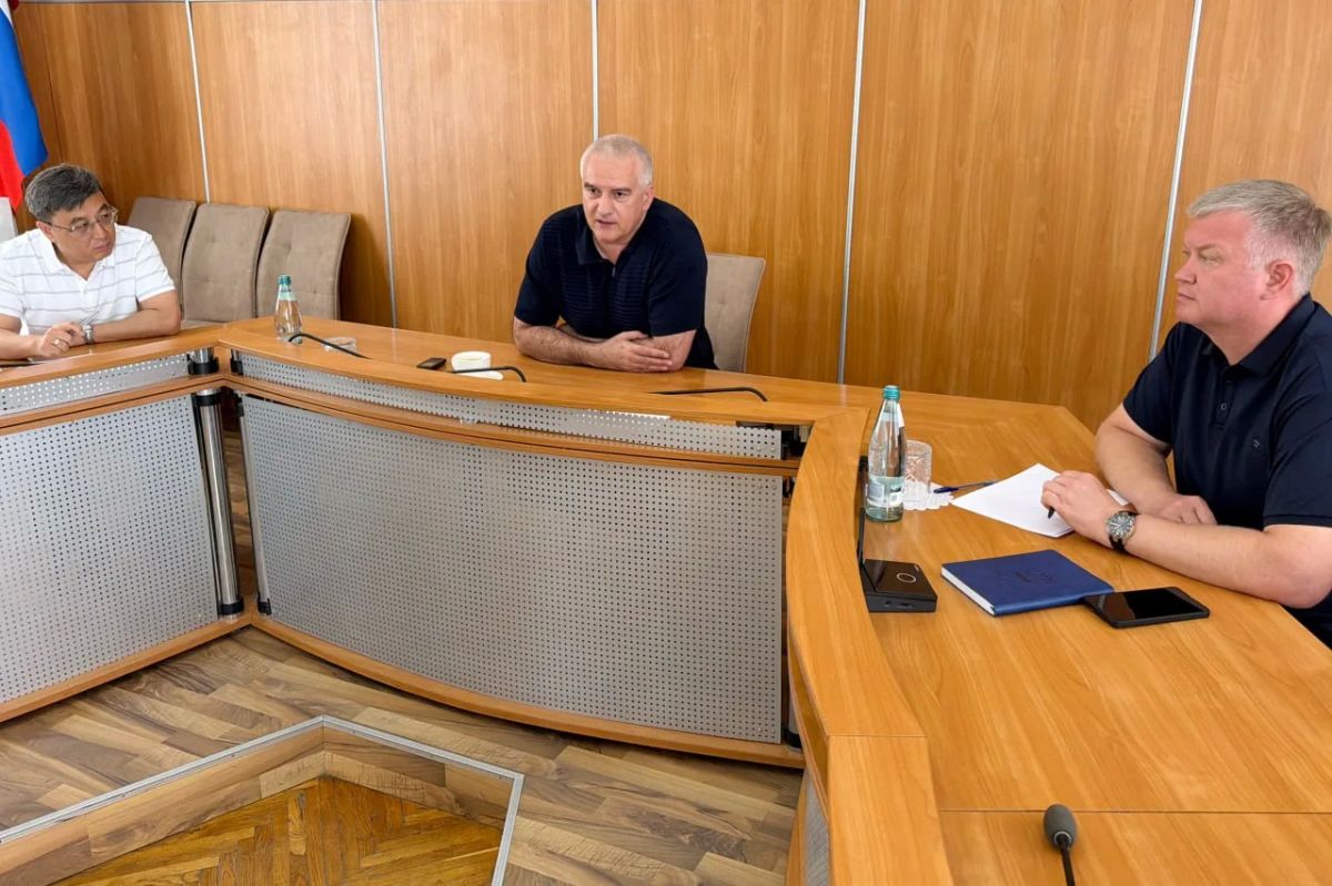 Два майора: Крым, Аксенов:. Сегодня не время для кабинетной работы Два майора: Крым, Аксенов:. Сегодня не время для кабинетной работы