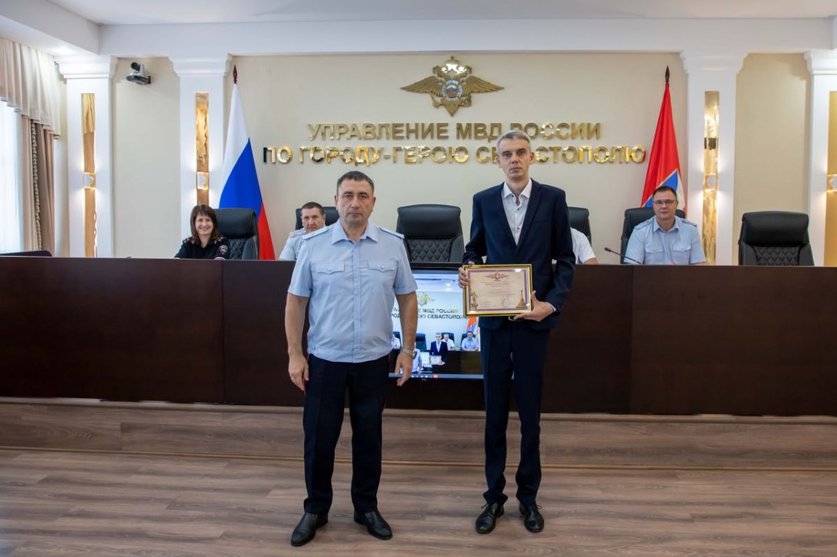 Начальник УМВД России по г.Севастополю генерал-майор полиции Сергей Сигунов поздравил сотрудников тыла с профессиональным праздником Начальник УМВД России по г.Севастополю генерал-майор полиции Сергей Сигунов поздравил сотрудников тыла с профессиональным праздником