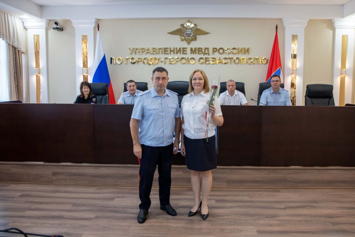 Начальник УМВД России по г.Севастополю генерал-майор полиции Сергей Сигунов поздравил сотрудников тыла с профессиональным праздником Начальник УМВД России по г.Севастополю генерал-майор полиции Сергей Сигунов поздравил сотрудников тыла с профессиональным праздником
