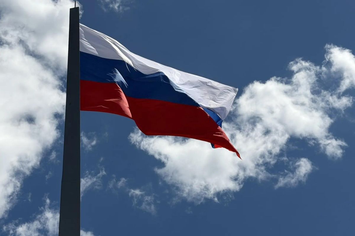 На центральной площади Керчи обновили государственный флаг