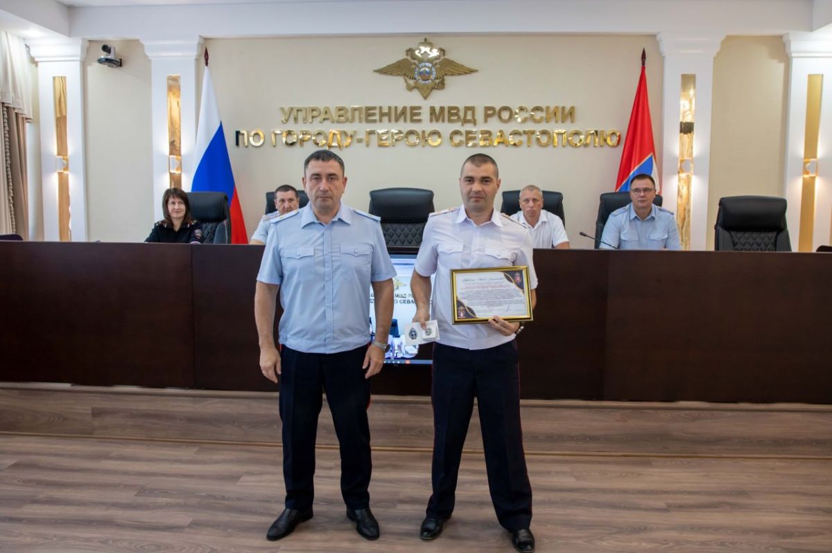 Начальник УМВД России по г.Севастополю генерал-майор полиции Сергей Сигунов поздравил сотрудников тыла с профессиональным праздником