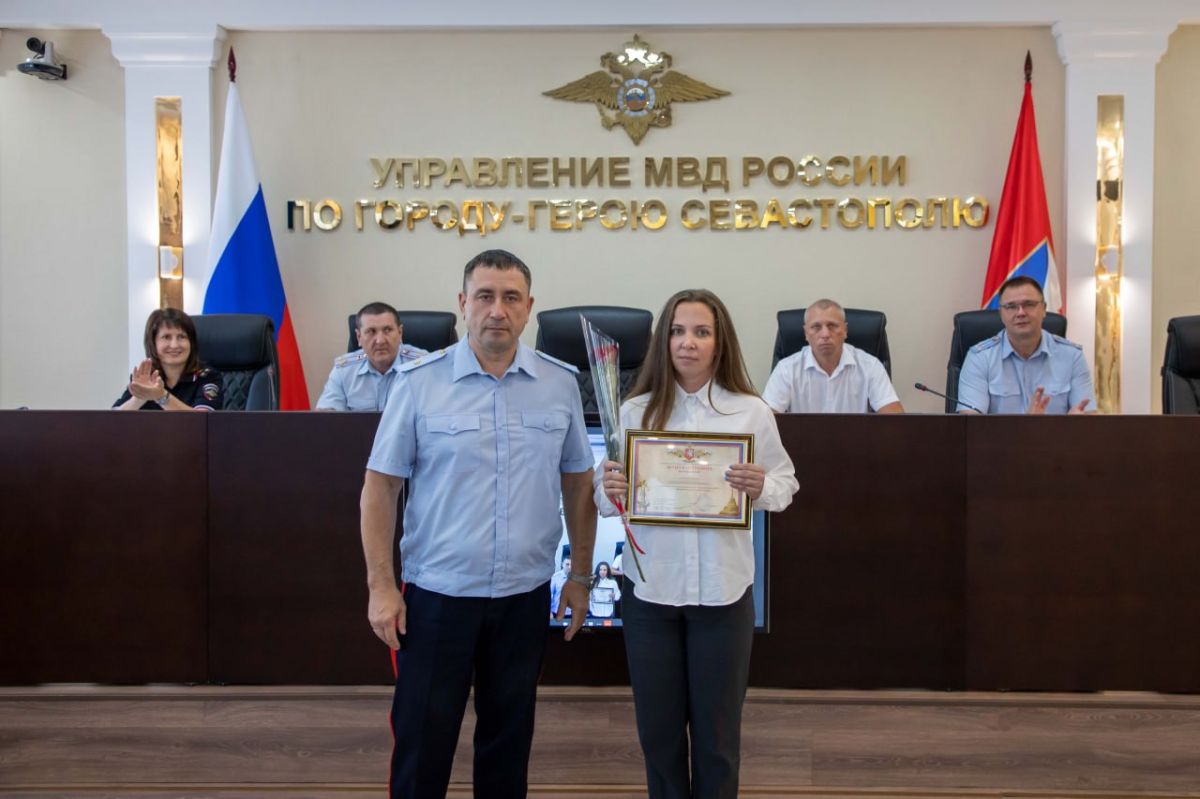 Начальник УМВД России по г.Севастополю генерал-майор полиции Сергей Сигунов поздравил сотрудников тыла с профессиональным праздником Начальник УМВД России по г.Севастополю генерал-майор полиции Сергей Сигунов поздравил сотрудников тыла с профессиональным праздником