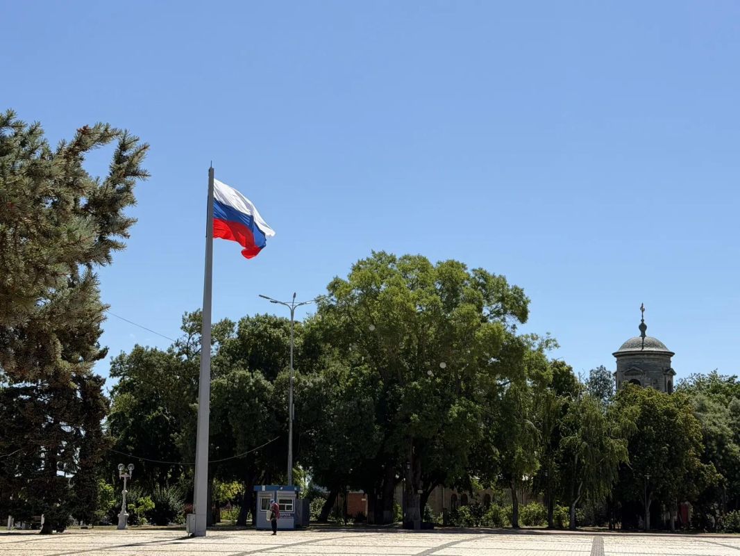 На центральной площади Керчи обновили государственный флаг На центральной площади Керчи обновили государственный флаг