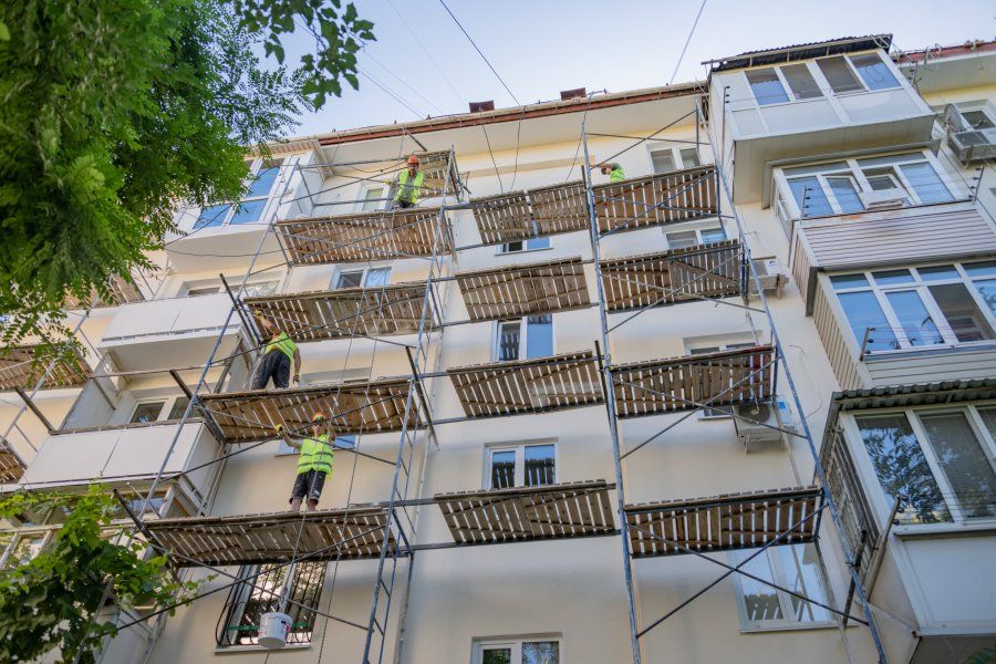 На проспекте Генерала Острякова обновляют фасад дома На проспекте Генерала Острякова обновляют фасад дома