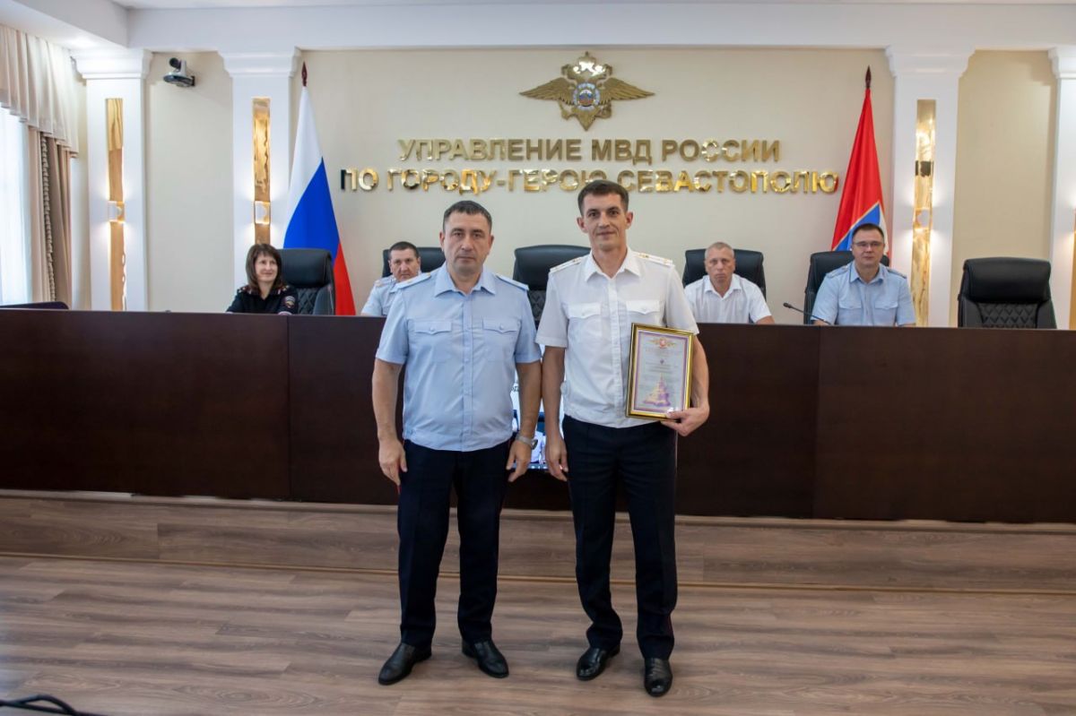 Начальник УМВД России по г.Севастополю генерал-майор полиции Сергей Сигунов поздравил сотрудников тыла с профессиональным праздником Начальник УМВД России по г.Севастополю генерал-майор полиции Сергей Сигунов поздравил сотрудников тыла с профессиональным праздником