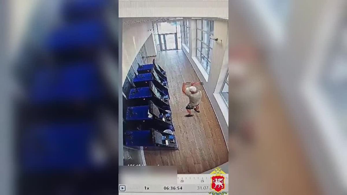 Дебошир с кувалдой жестоко расправился с шестью банкоматами в Алуште
