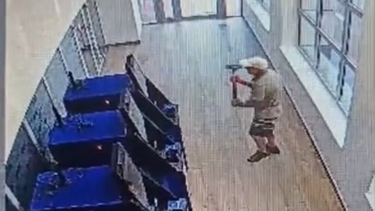 В Алуште мужчина повредил кувалдой шесть банкоматов и дверь в банк: его задержали