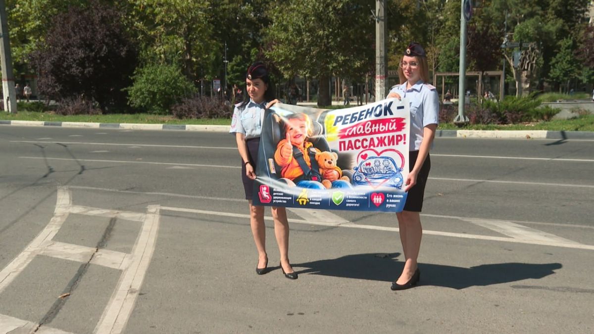 БЕЗОПАСНОСТЬ ДЛЯ МЛАДШИХ. «Ребёнок – главный пассажир!» - информационно-просветительскую акцию с таким названием проводят сотрудники Госавтоинспекции в Симферополе.Автокресло со специальным ремнём – это несложное устройство... БЕЗОПАСНОСТЬ ДЛЯ МЛАДШИХ. «Ребёнок – главный пассажир!» - информационно-просветительскую акцию с таким названием проводят сотрудники Госавтоинспекции в Симферополе.Автокресло со специальным ремнём – это несложное устройство...
