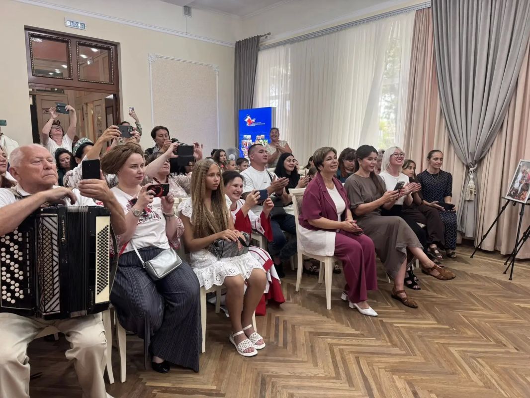 В Симферополе наградили победителей фотоконкурса «Кокошник — русское наследие» В Симферополе наградили победителей фотоконкурса «Кокошник — русское наследие»