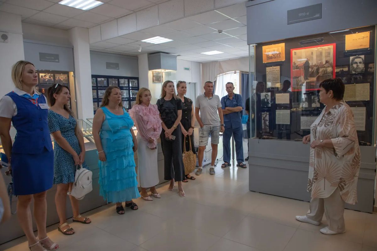 Полицейские организовали экскурсию для жителей города в Народный музей Севастопольской полиции (милиции) имени М.С. Казакевича Полицейские организовали экскурсию для жителей города в Народный музей Севастопольской полиции (милиции) имени М.С. Казакевича