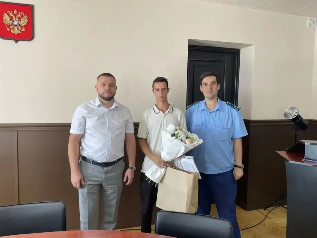 Накануне в администрации города вместе с прокурором города Судак Юрием Ходыревским вручил ключи от новых квартир детям-сиротам и лицам из их числа Накануне в администрации города вместе с прокурором города Судак Юрием Ходыревским вручил ключи от новых квартир детям-сиротам и лицам из их числа