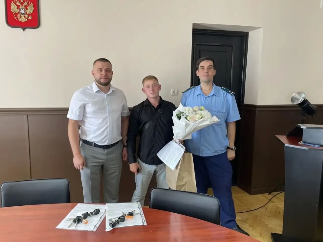 Накануне в администрации города вместе с прокурором города Судак Юрием Ходыревским вручил ключи от новых квартир детям-сиротам и лицам из их числа Накануне в администрации города вместе с прокурором города Судак Юрием Ходыревским вручил ключи от новых квартир детям-сиротам и лицам из их числа