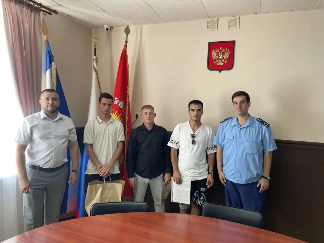 Накануне в администрации города вместе с прокурором города Судак Юрием Ходыревским вручил ключи от новых квартир детям-сиротам и лицам из их числа Накануне в администрации города вместе с прокурором города Судак Юрием Ходыревским вручил ключи от новых квартир детям-сиротам и лицам из их числа