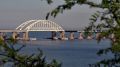 Перед Крымским мостом растет очередь из машин