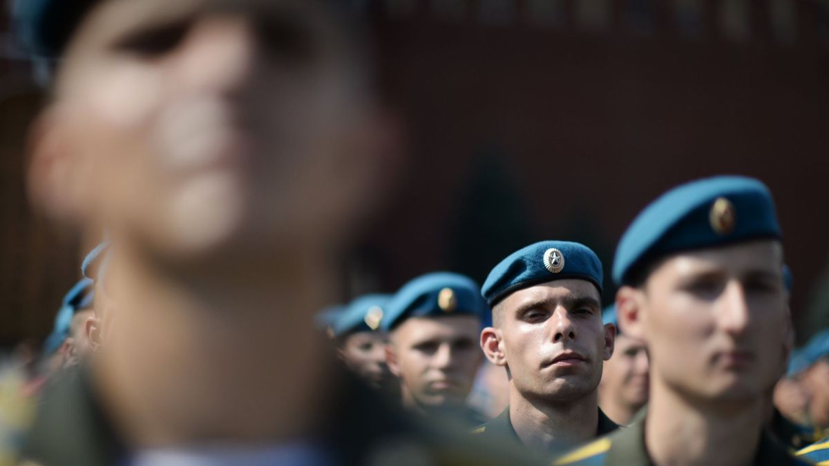 "Крылатая пехота" особенно почетна: российских десантников поздравляют с Днем ВДВ