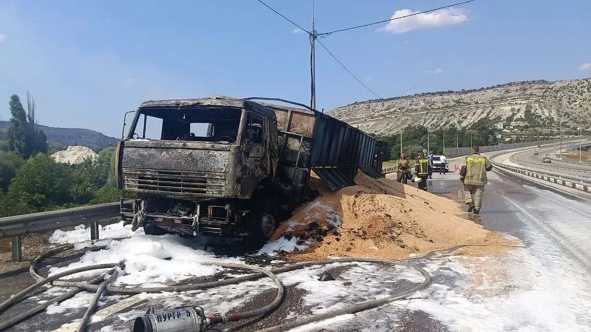 Грузовик под Севастополем загорелся при экстренном торможении - Госавтоинспекция