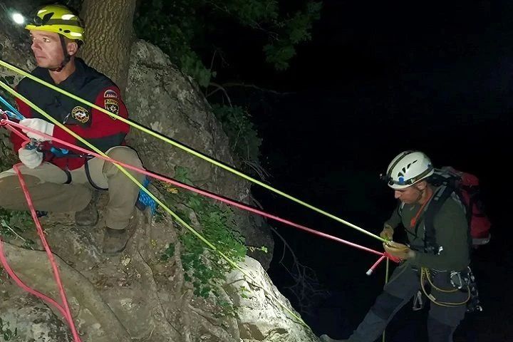 В горах Алушты почти шесть часов искали заблудившегося туриста