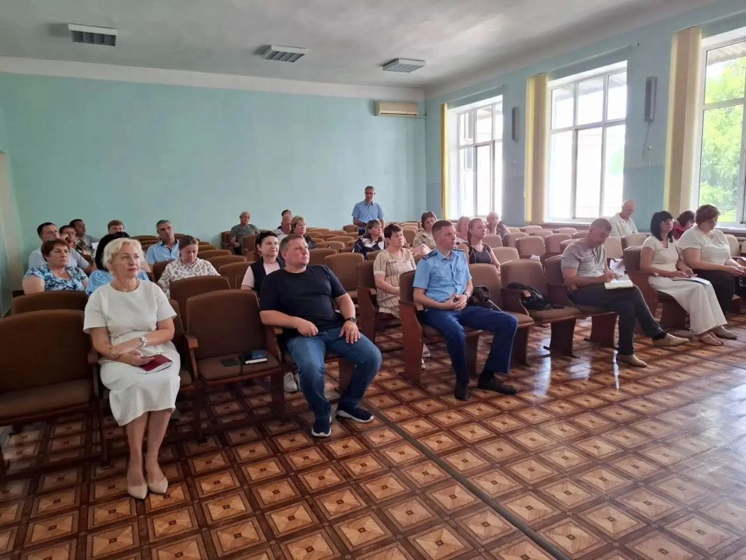Председатель Советского районного совета Виктория Грицай приняла участие в совещании по социально значимым вопросам района совместно с прокурором Советского района Иваном Рыбаковым, руководителями структурных подразделений... Председатель Советского районного совета Виктория Грицай приняла участие в совещании по социально значимым вопросам района совместно с прокурором Советского района Иваном Рыбаковым, руководителями структурных подразделений...