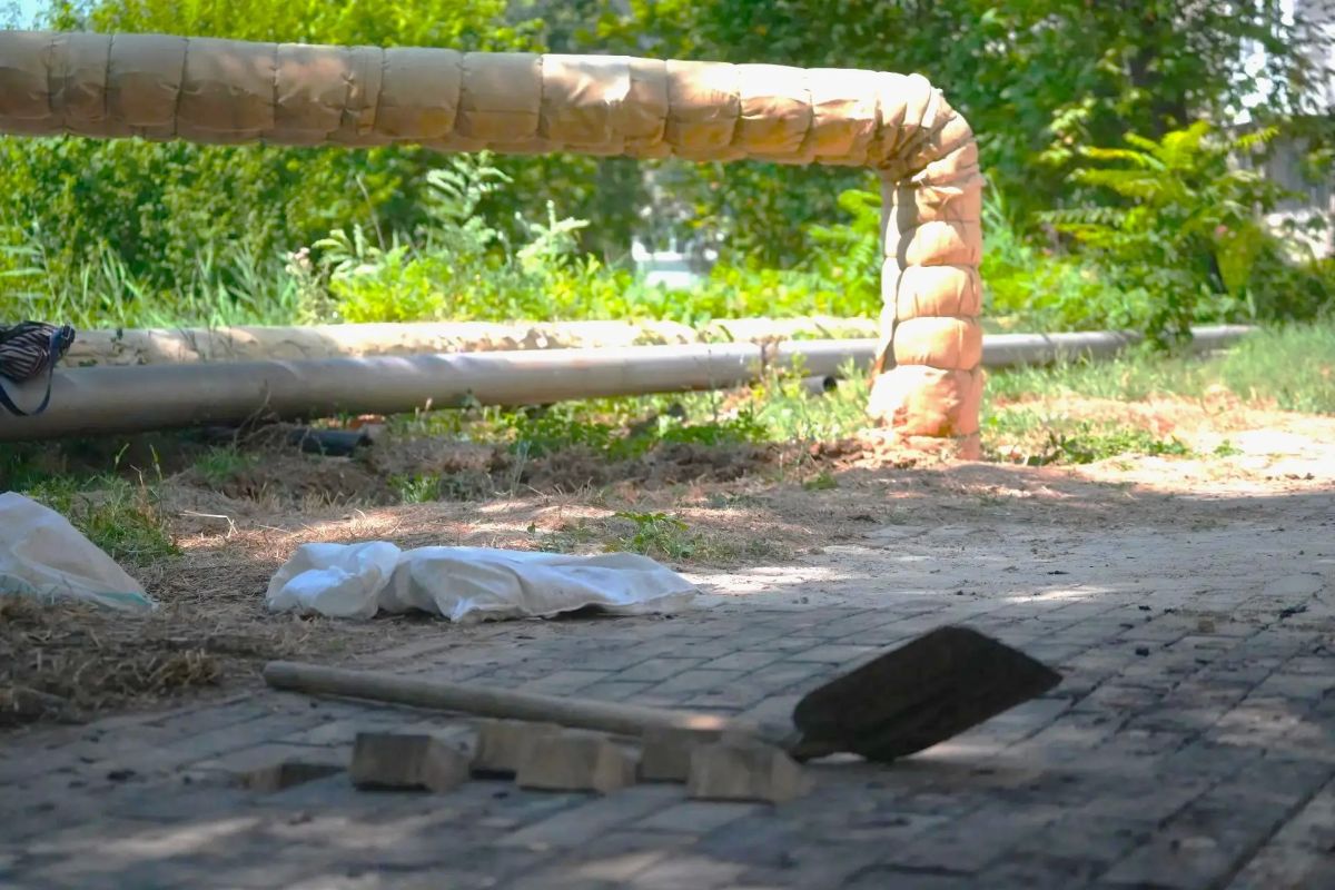 На улице Заречной, в пешеходной зоне у дома № 6, специалисты Службы городского хозяйства приступили к восстановлению плиточного покрытия На улице Заречной, в пешеходной зоне у дома № 6, специалисты Службы городского хозяйства приступили к восстановлению плиточного покрытия