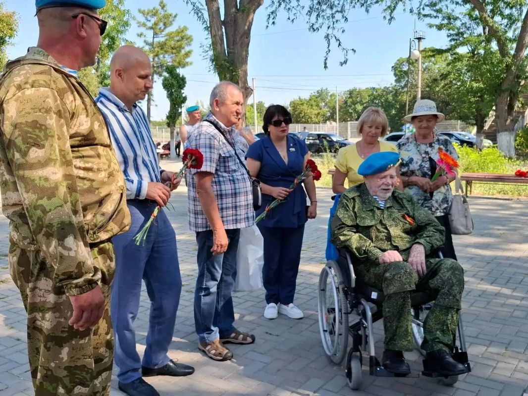 2 августа в Советском районе состоялась церемония возложения цветов к памятному знаку воинам-десантникам 2 августа в Советском районе состоялась церемония возложения цветов к памятному знаку воинам-десантникам