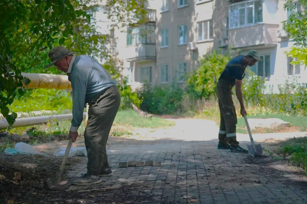 На улице Заречной, в пешеходной зоне у дома № 6, специалисты Службы городского хозяйства приступили к восстановлению плиточного покрытия На улице Заречной, в пешеходной зоне у дома № 6, специалисты Службы городского хозяйства приступили к восстановлению плиточного покрытия