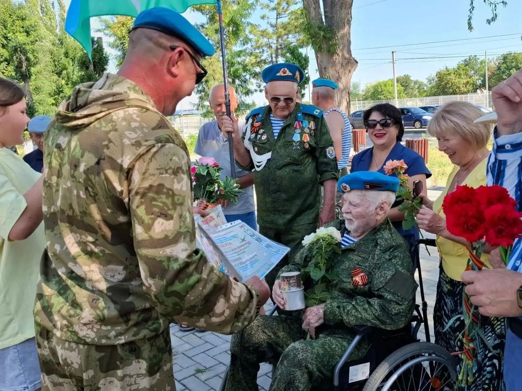 2 августа в Советском районе состоялась церемония возложения цветов к памятному знаку воинам-десантникам 2 августа в Советском районе состоялась церемония возложения цветов к памятному знаку воинам-десантникам
