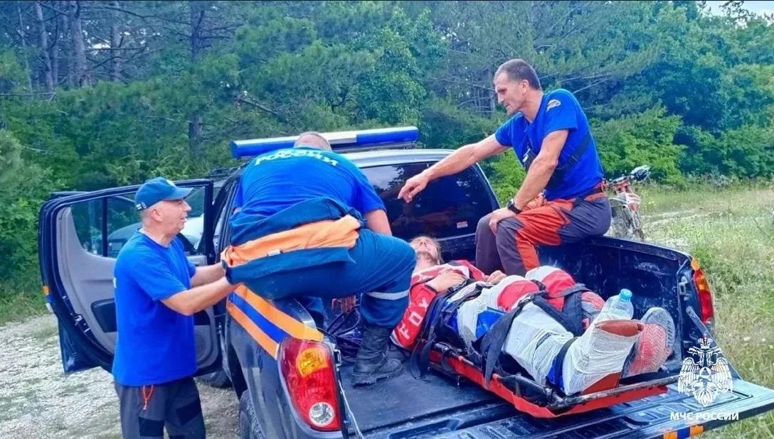 В Бахчисарайском районе мотоциклист сорвался со склона и повредил ногу В Бахчисарайском районе мотоциклист сорвался со склона и повредил ногу