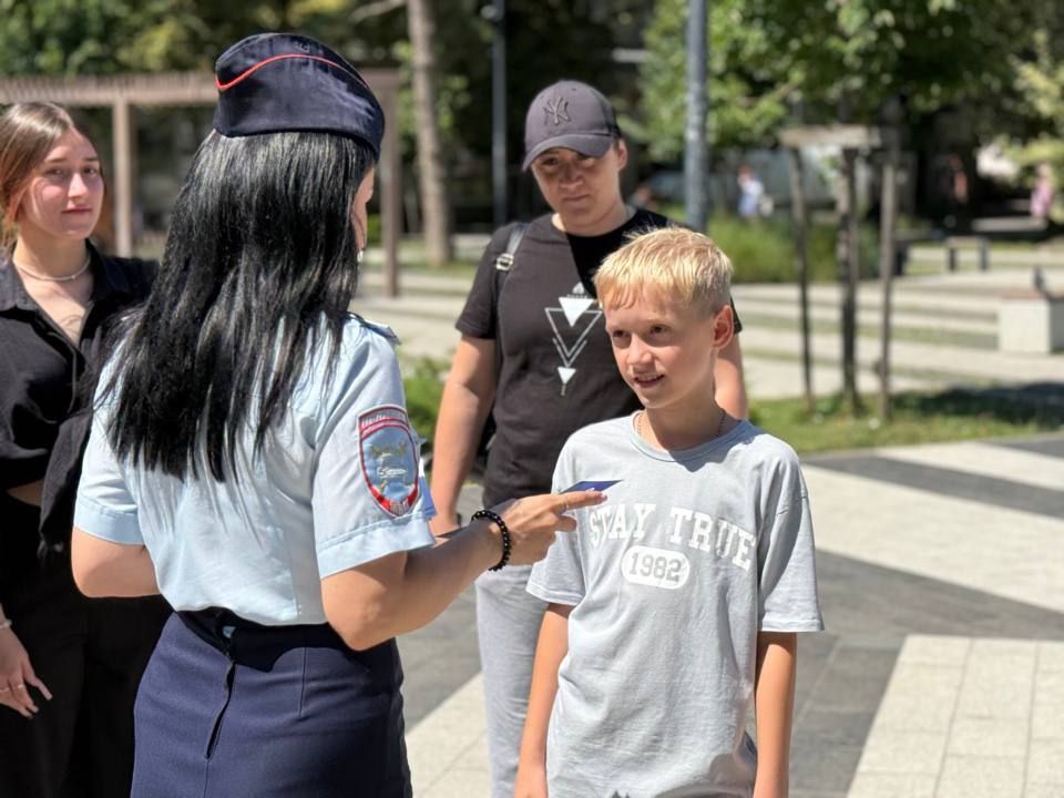 В Симферополе сотрудники Госавтоинспекции провели информационно-просветительскую акцию«Пешеход - на переход!»
