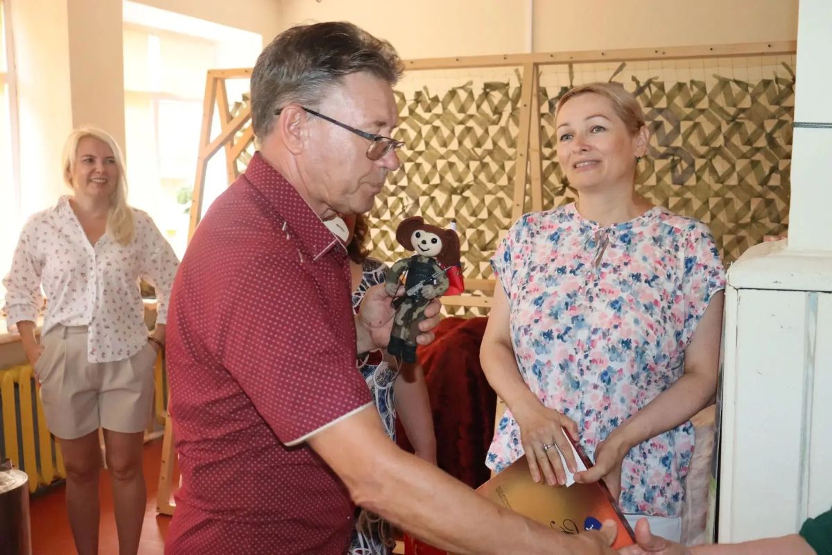 Приятная миссия.. Сегодня состоялась очень теплая встреча. Вместе с заместителем главы администрации Новофедоровского сельского поселения Еленой Шапкиной мы пообщались с волонтёрской группой нашего района — «Крым. Гарнизон.... Приятная миссия.. Сегодня состоялась очень теплая встреча. Вместе с заместителем главы администрации Новофедоровского сельского поселения Еленой Шапкиной мы пообщались с волонтёрской группой нашего района — «Крым. Гарнизон....