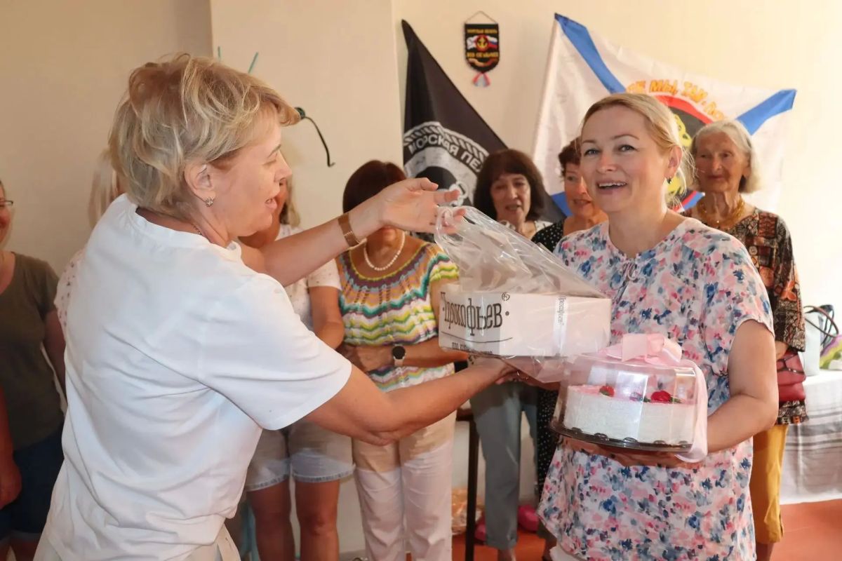 Приятная миссия.. Сегодня состоялась очень теплая встреча. Вместе с заместителем главы администрации Новофедоровского сельского поселения Еленой Шапкиной мы пообщались с волонтёрской группой нашего района — «Крым. Гарнизон.... Приятная миссия.. Сегодня состоялась очень теплая встреча. Вместе с заместителем главы администрации Новофедоровского сельского поселения Еленой Шапкиной мы пообщались с волонтёрской группой нашего района — «Крым. Гарнизон....